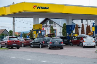 Tíz-húsz bani pontossággal határozta meg a szakértő, hogy hová eshet vissza az üzemanyag ára