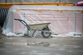 Előleget kértek, majd árat emeltek: csalással gyanúsított építőipari vállalkozókra csaptak le