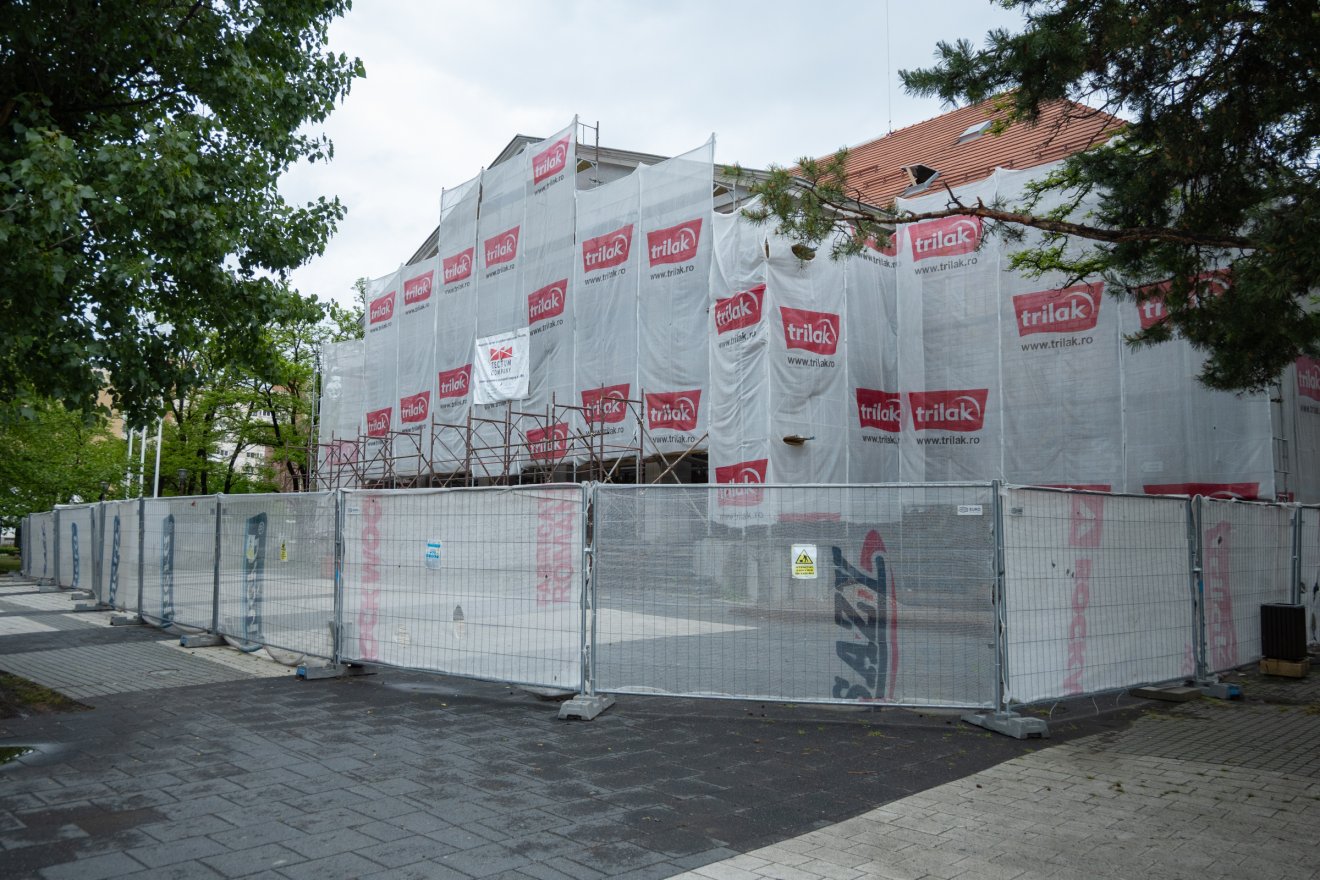 Nem fejeződik be az augusztusi határidőig a csíkszeredai városháza és a Csíki Játékszín felújítása