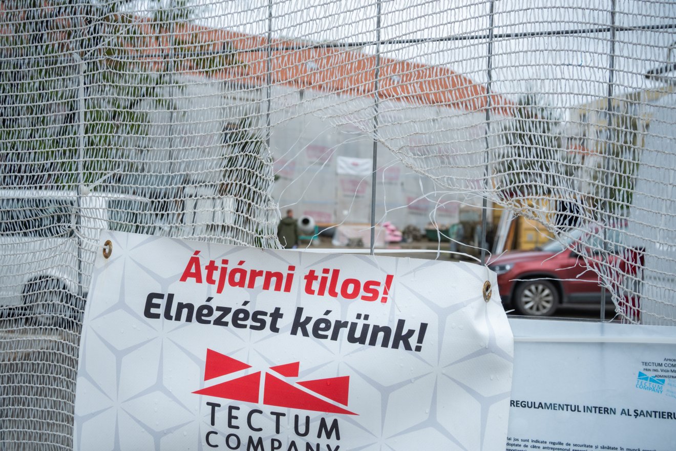 Nem fejeződik be az augusztusi határidőig a csíkszeredai városháza és a Csíki Játékszín felújítása