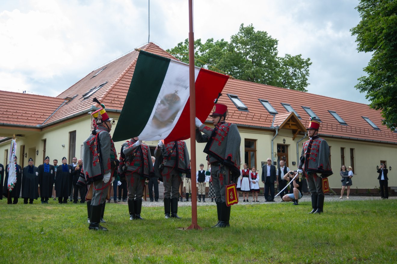 Harangszó Trianonért, fehér galambok a jövőért Csíksomlyón