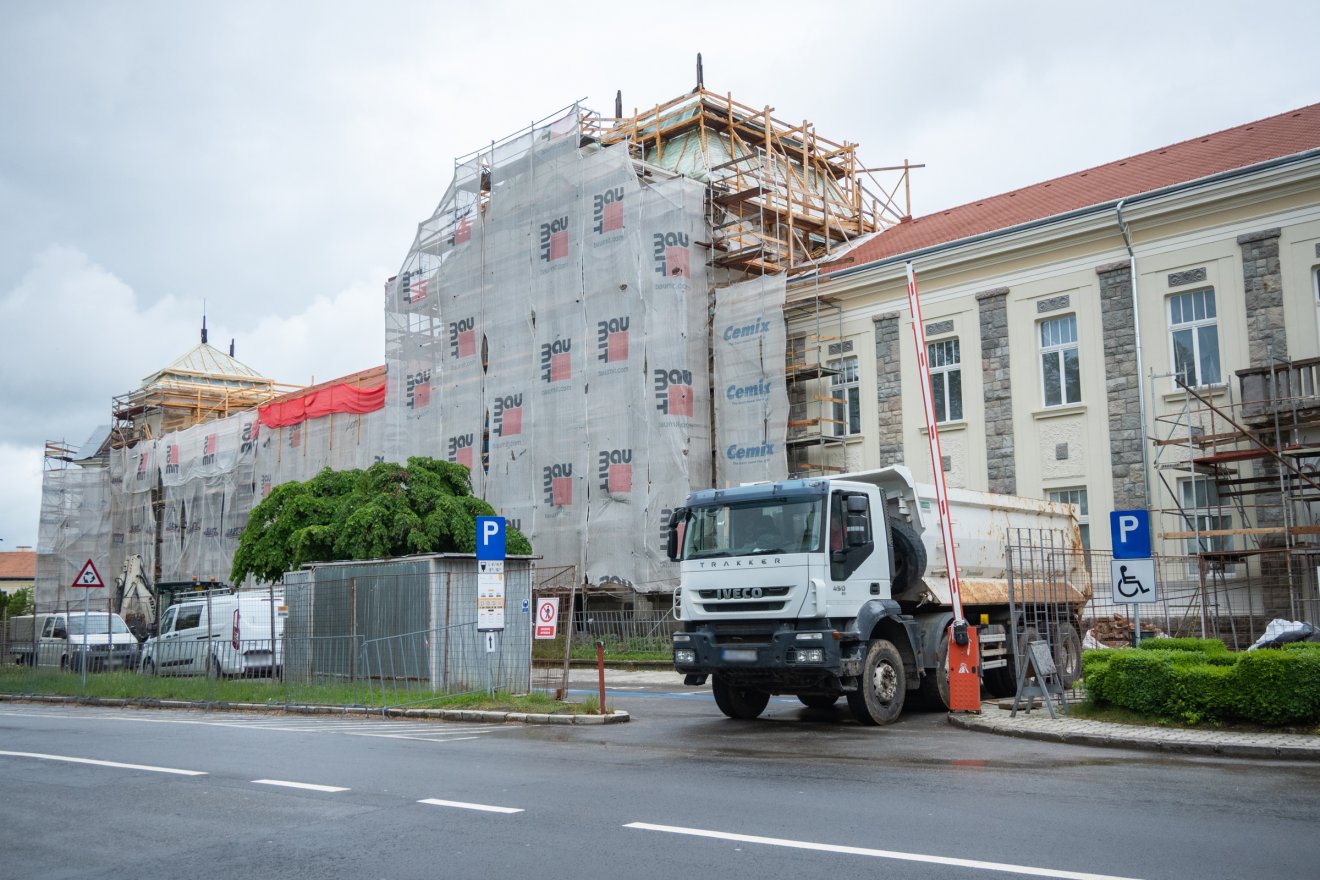 Nem fejeződik be az augusztusi határidőig a csíkszeredai városháza és a Csíki Játékszín felújítása