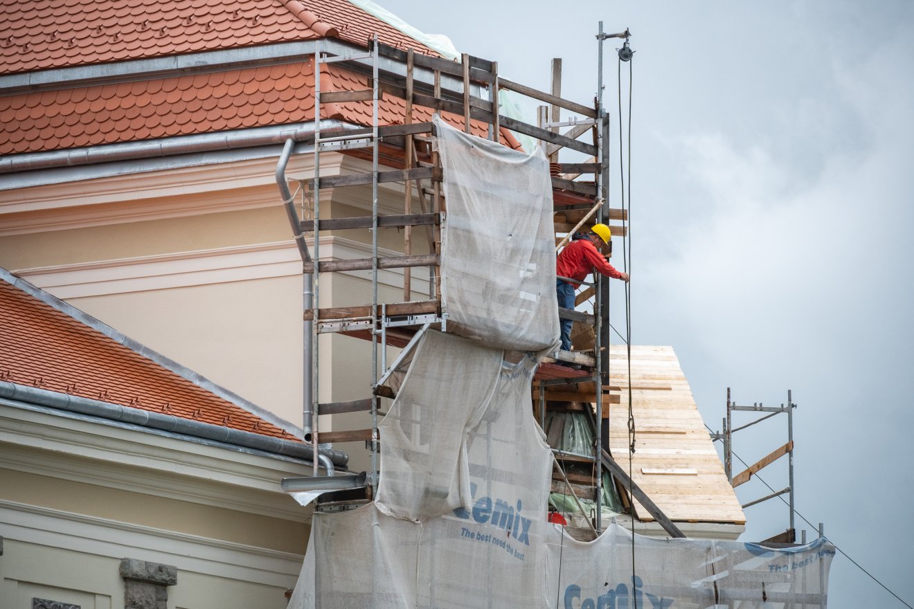 Nem fejeződik be az augusztusi határidőig a csíkszeredai városháza és a Csíki Játékszín felújítása