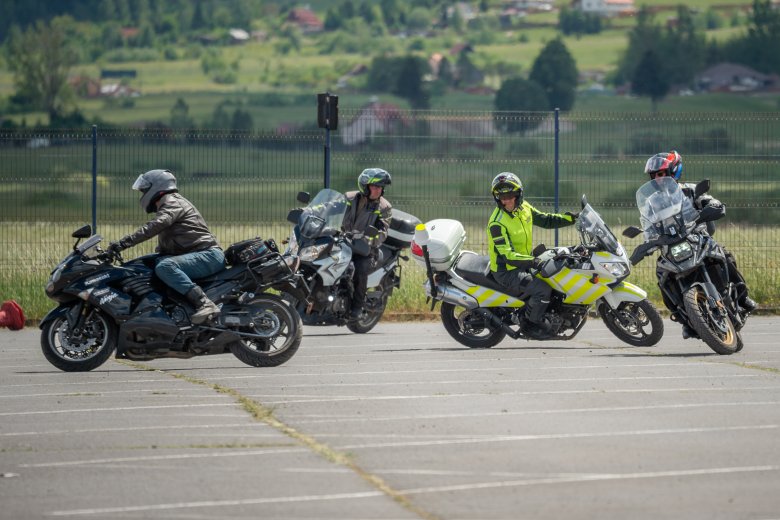 Vezetéstechnikai képzés: kezdőknek kötelező kellene legyen, de haladóknak is erősen ajánlott – videóval