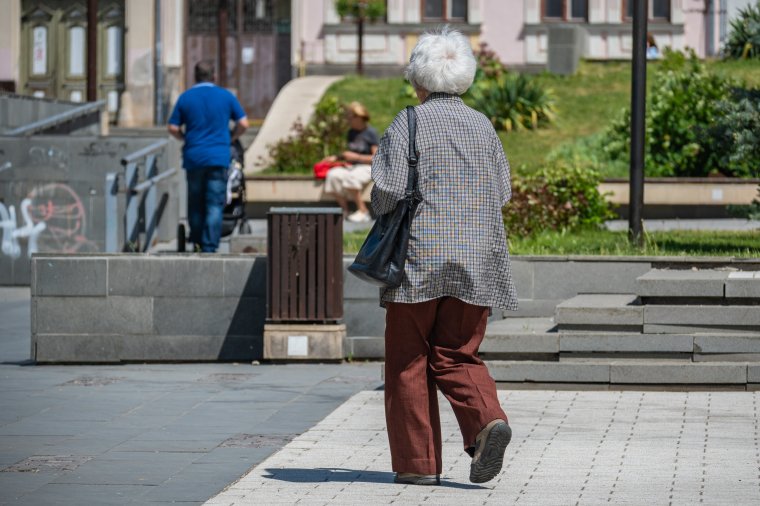 Nyugdíjkorhatár: júliustól újabb egy hónappal emelkedik a nők esetében