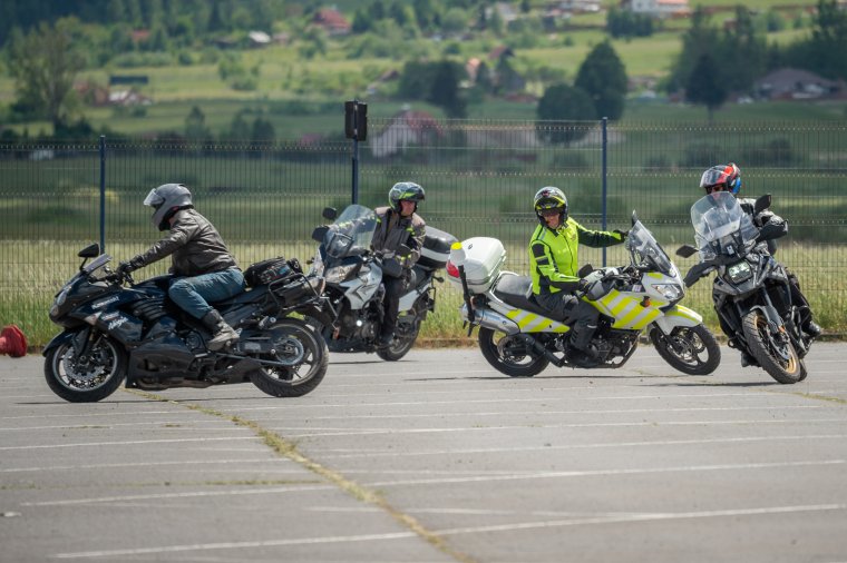 Vezetéstechnikai képzés: kezdőknek kötelező kellene legyen, de haladóknak is erősen ajánlott – videóval