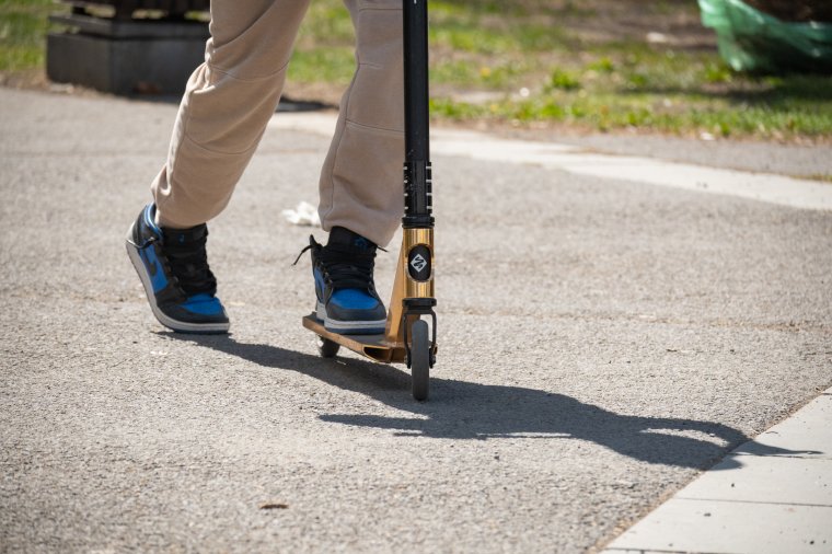 Figyelmeztetnek a orvosok: nagyon sok gyermeket ér rollerbaleset