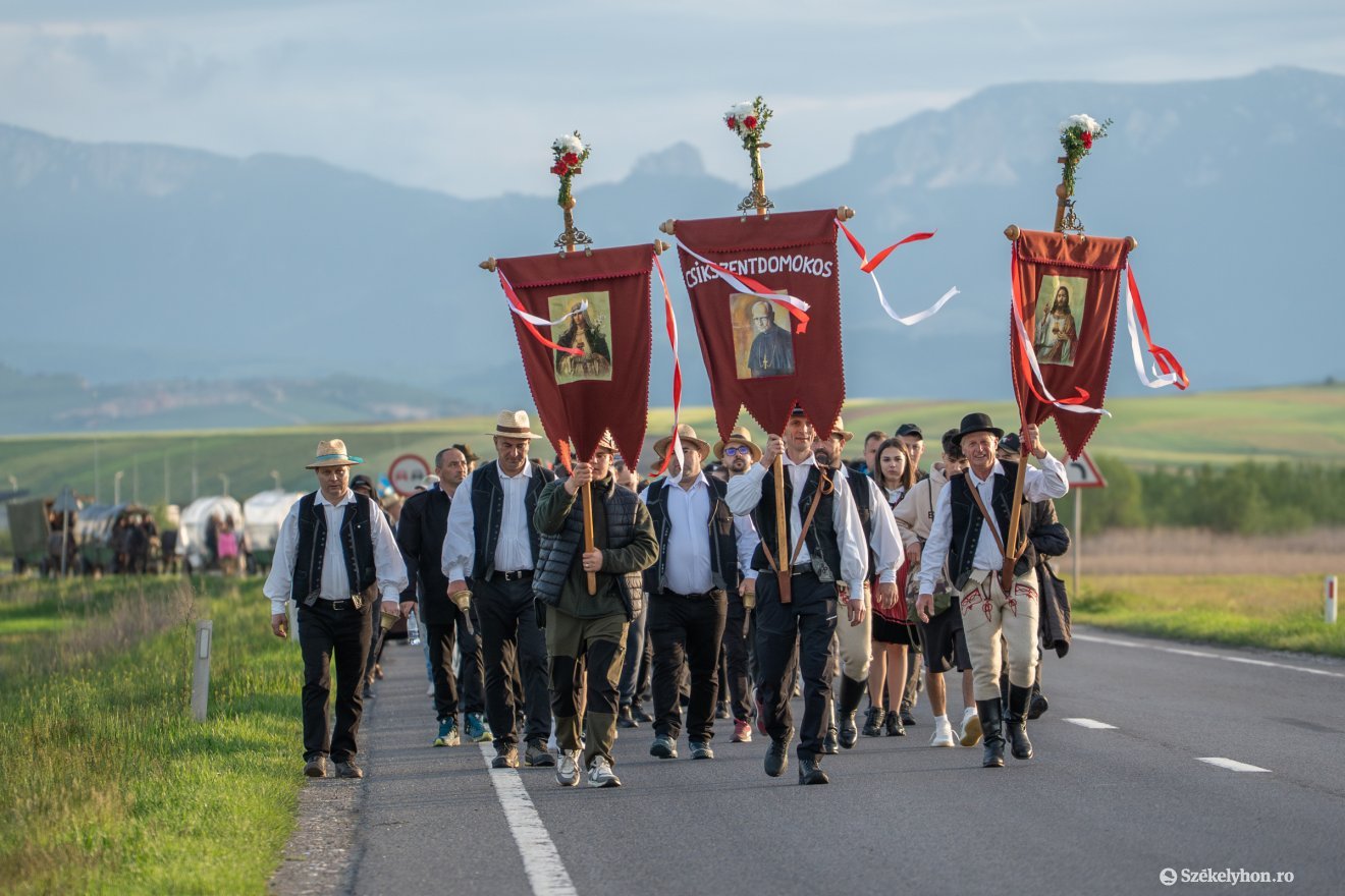A csíkszentdomokosi keresztalja úton a pünkösdi búcsúra &bullet;  Fotó: Pinti Attila