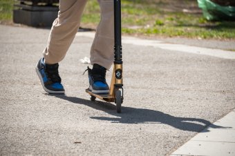 Figyelmeztetnek a orvosok: nagyon sok gyermeket ér rollerbal