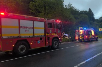 Lesodródtak autójukkal az útról, a sofőr és az utasa is megsérült