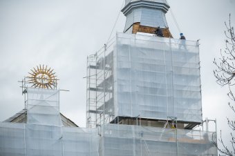 Felállványozott templomhomlokzat fogadja majd a pünkösdi zarándokokat Csíksomlyón
