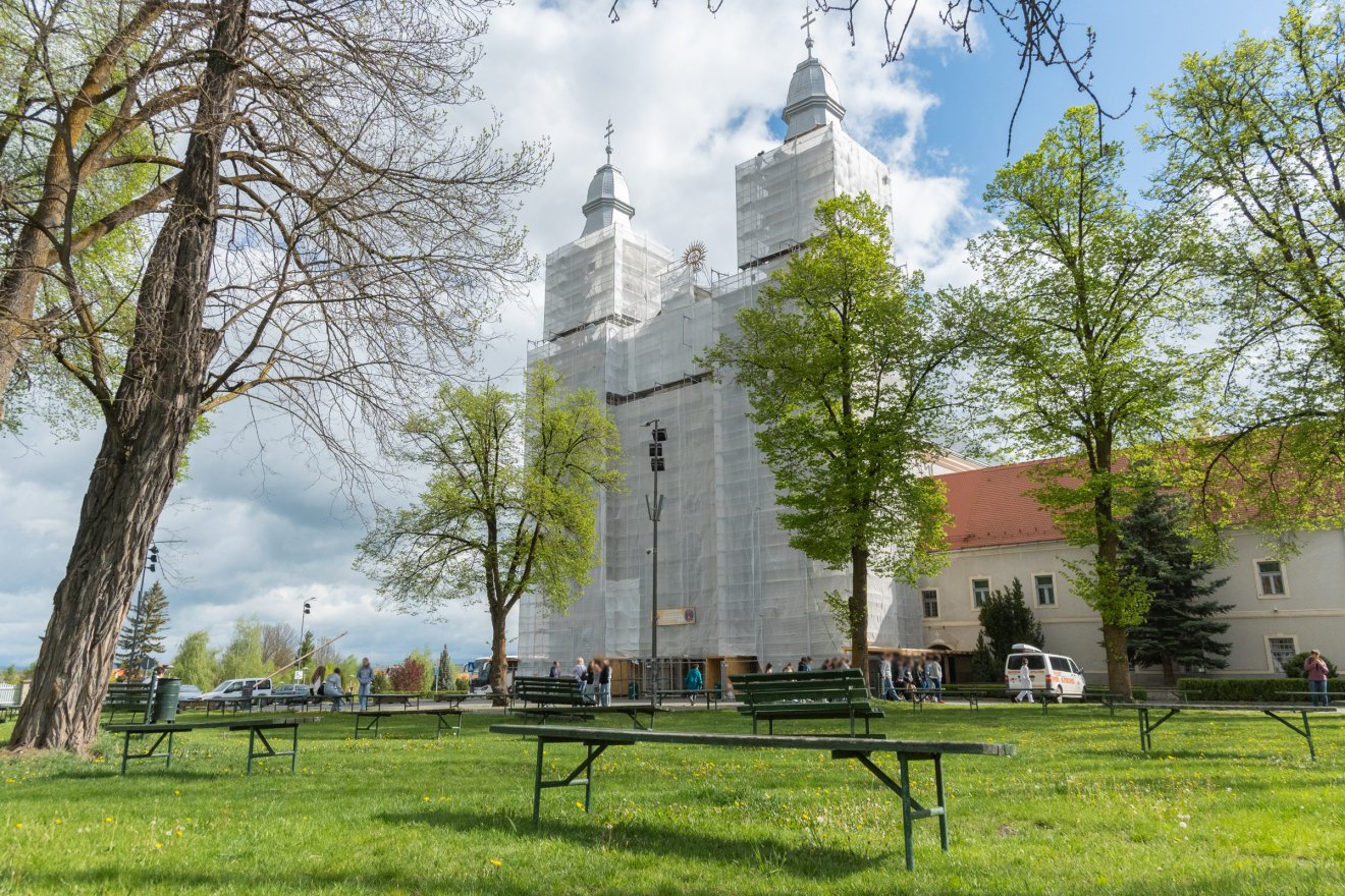 Felállványozott templomhomlokzat fogadja majd a pünkösdi zarándokokat Csíksomlyón