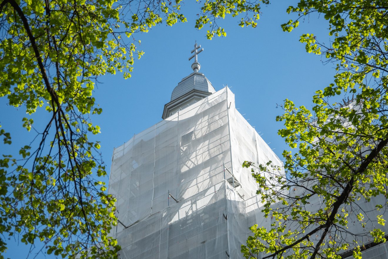 Felállványozott templomhomlokzat fogadja majd a pünkösdi zarándokokat Csíksomlyón