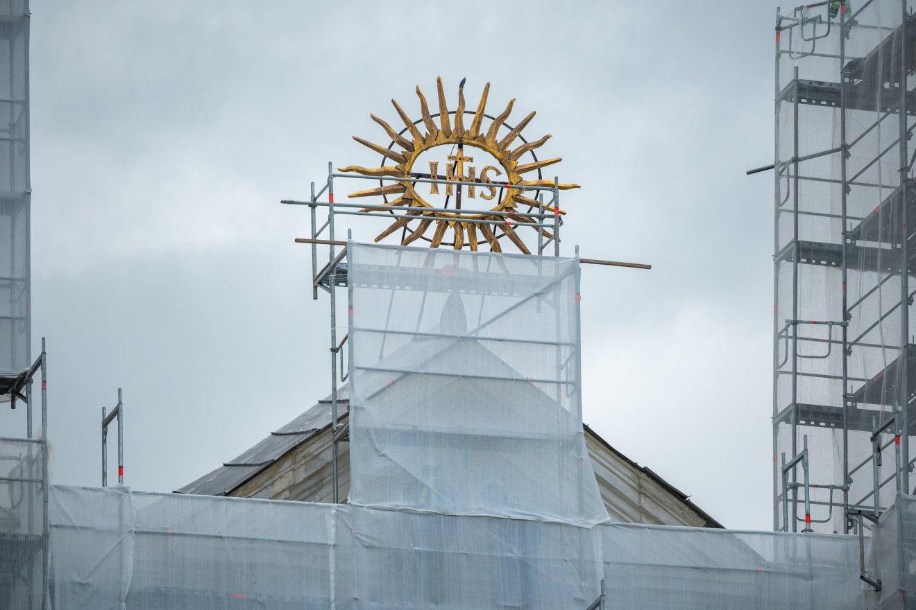 Felállványozott templomhomlokzat fogadja majd a pünkösdi zarándokokat Csíksomlyón