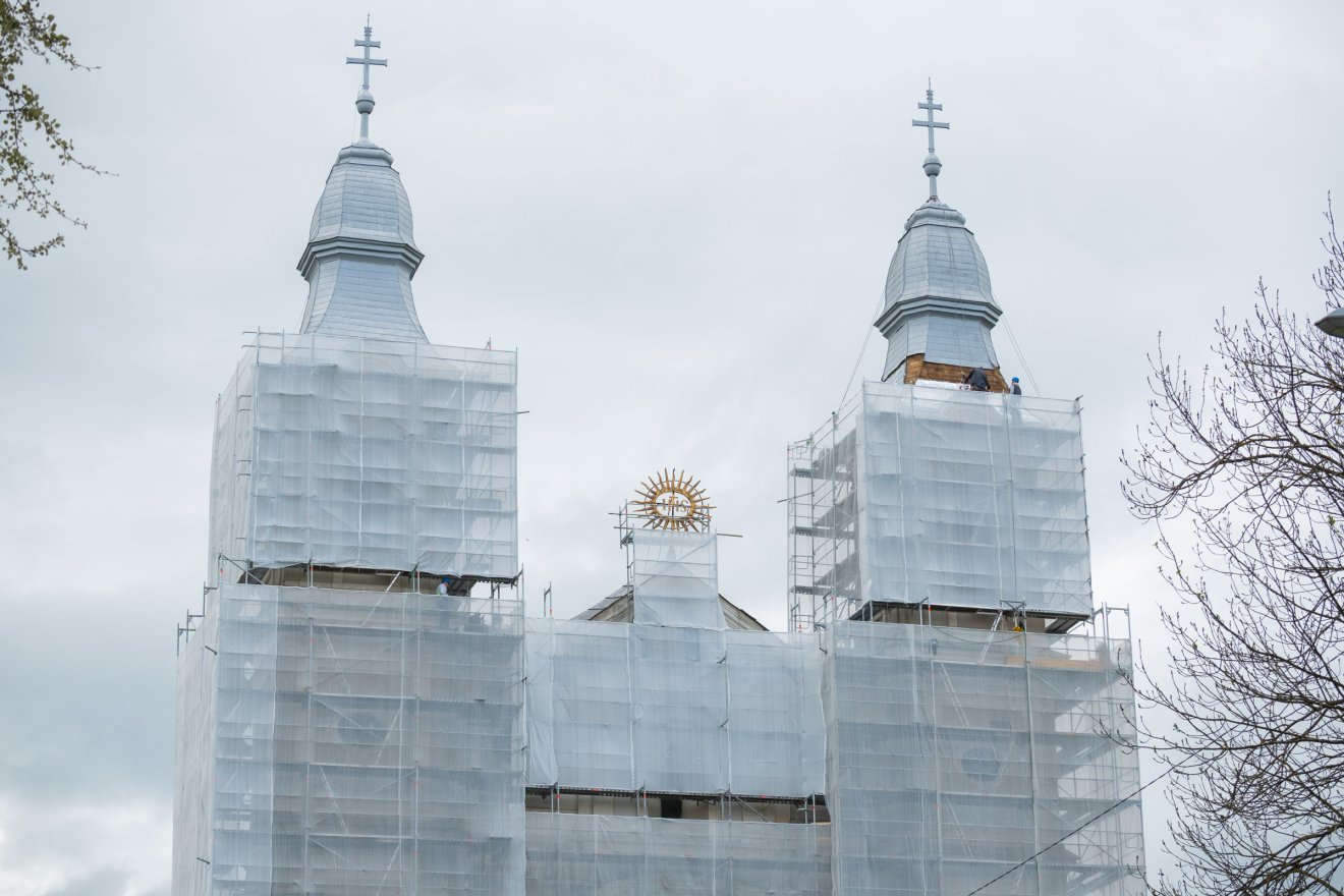 Felállványozott templomhomlokzat fogadja majd a pünkösdi zarándokokat Csíksomlyón
