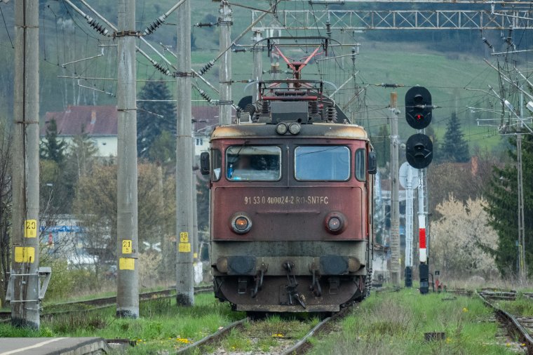 Elromlott a mozdony, a nyílt pályán vesztegel a Budapest–Bukarest vonatjárat