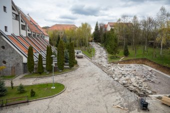 Megsüllyedt útszakasz miatt dolgoznak a Szent Ágoston templom udvarán