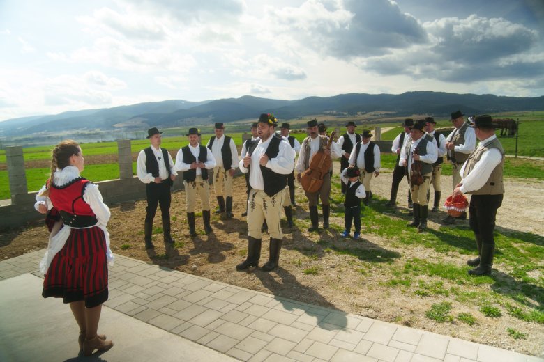Csíkszentkirályon a húsvéti locsolkodás hagyománya apáról fiúra, anyáról lányra száll – videó
