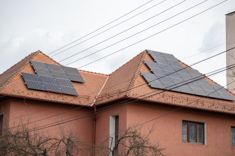 Sürgős adócsökkentésekkel fakasztanának energiát a válságban a napelemesek