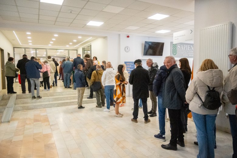 Csíkszeredában sorban állnak szavazni