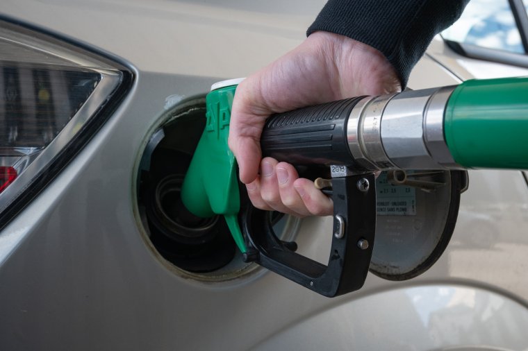 Az energiaügyi miniszter szerint hetekbe telik, mire a benzinkutakon is érezhető lesz az olajárcsökkenés