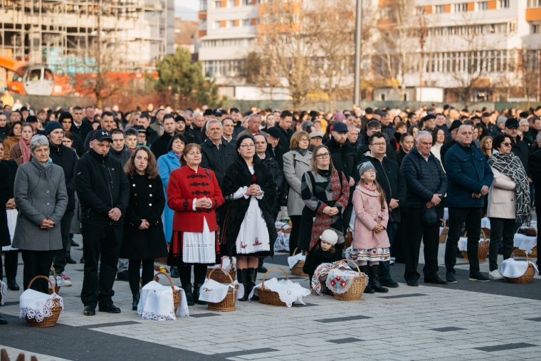 „Az ember sosem felejti el, hogy az ennivalója is Isten ajándéka” – ilyen volt a szabadtéri ételszentelés Csíkszeredában