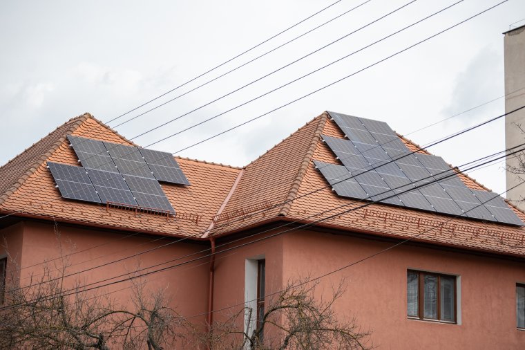 Sürgős adócsökkentésekkel fakasztanának energiát a válságban a napelemesek
