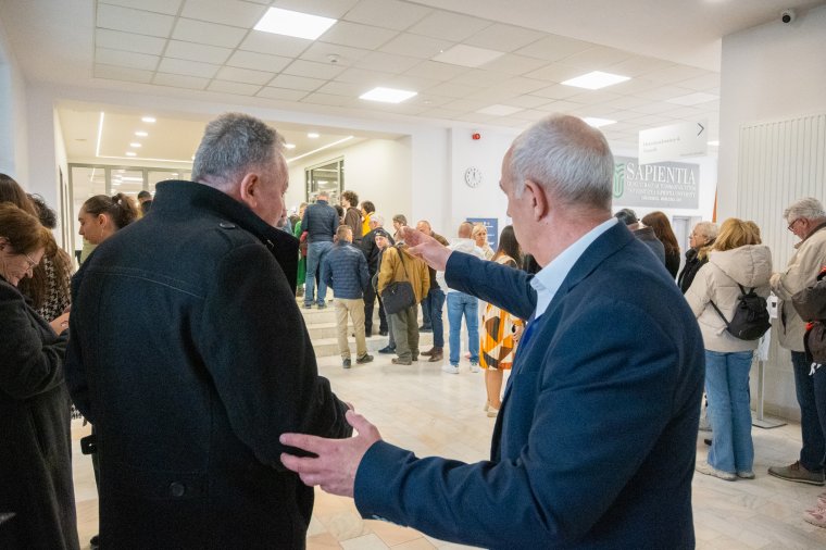 Csíkszeredában sorban állnak szavazni