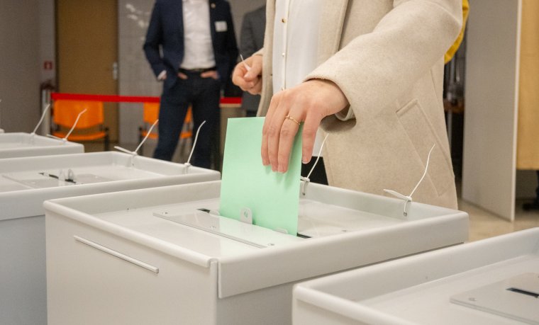 Megérkeztek az első külképviseleti urnák az NVI-hez