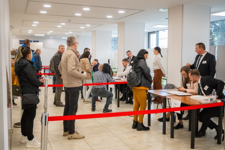 Csíkszeredában is sorban állnak szavazni