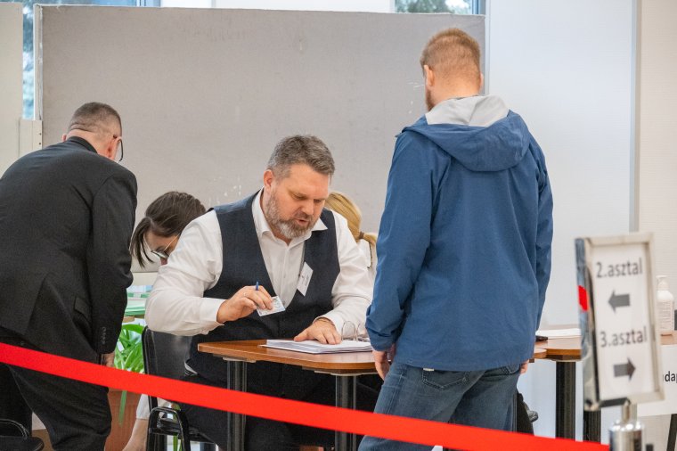 „Mindenkinek kötelessége ennyit megtenni” – vallja egy Csíkszeredában szavazó