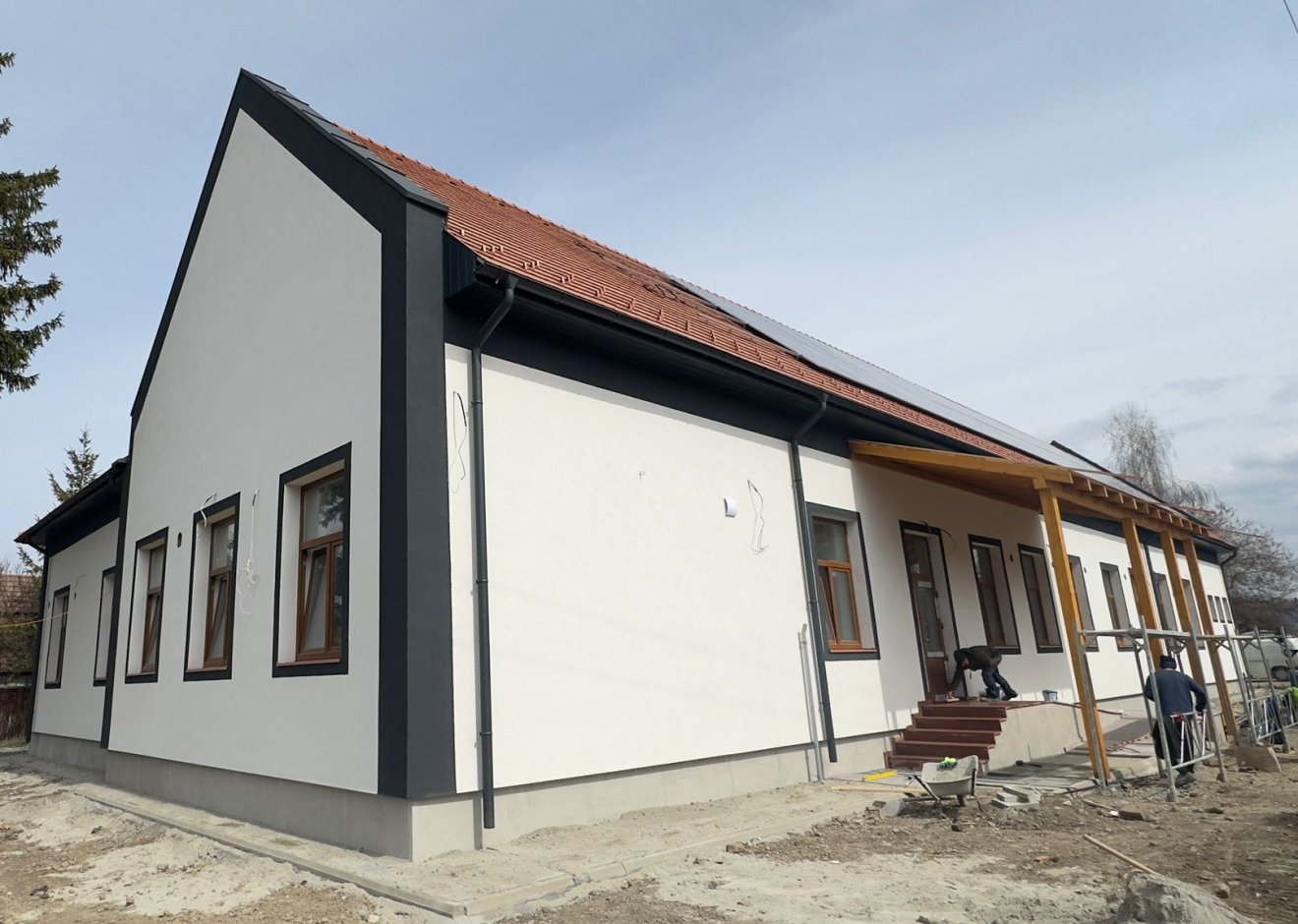 Az épület külseje már elkészült &bullet;  Fotó: Csíkcsicsó Polgármesteri Hivatala