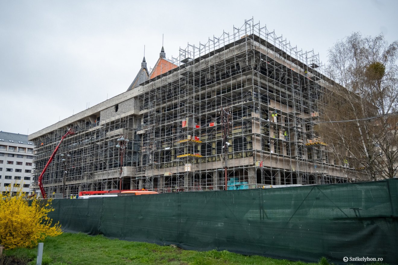 Az Európai Unió által finanszírozott hőenergetikai korszerűsítést igyekeznek július végéig lezárni &bullet;  Fotó: Borbély Fanni