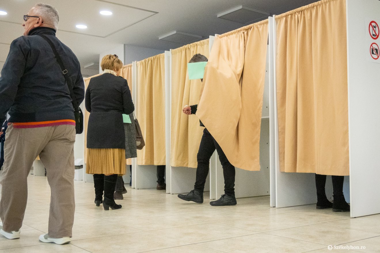 Sokan élnek a szavazati jogukkal a csíkszeredai külképviseleten vasárnap &bullet;  Fotó: Borbély Fanni