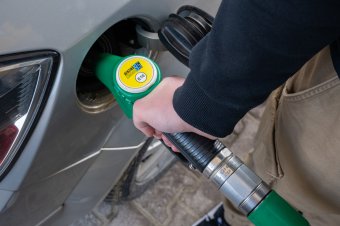 Csak a valóban rászorulóknak adna olcsóbb üzemanyagot a Versenytanács elnöke