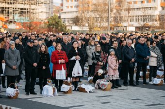 „Az ember sosem felejti el, hogy az ennivalója is Isten ajándéka” – ilyen volt a szabadtéri ételszentelés Csíkszeredában