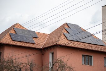 Sürgős adócsökkentésekkel fakasztanának energiát a válságban a napelemesek