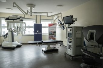 Új korszak kezdődik: megérkezett a Da Vinci robot a csíkszeredai kórházba