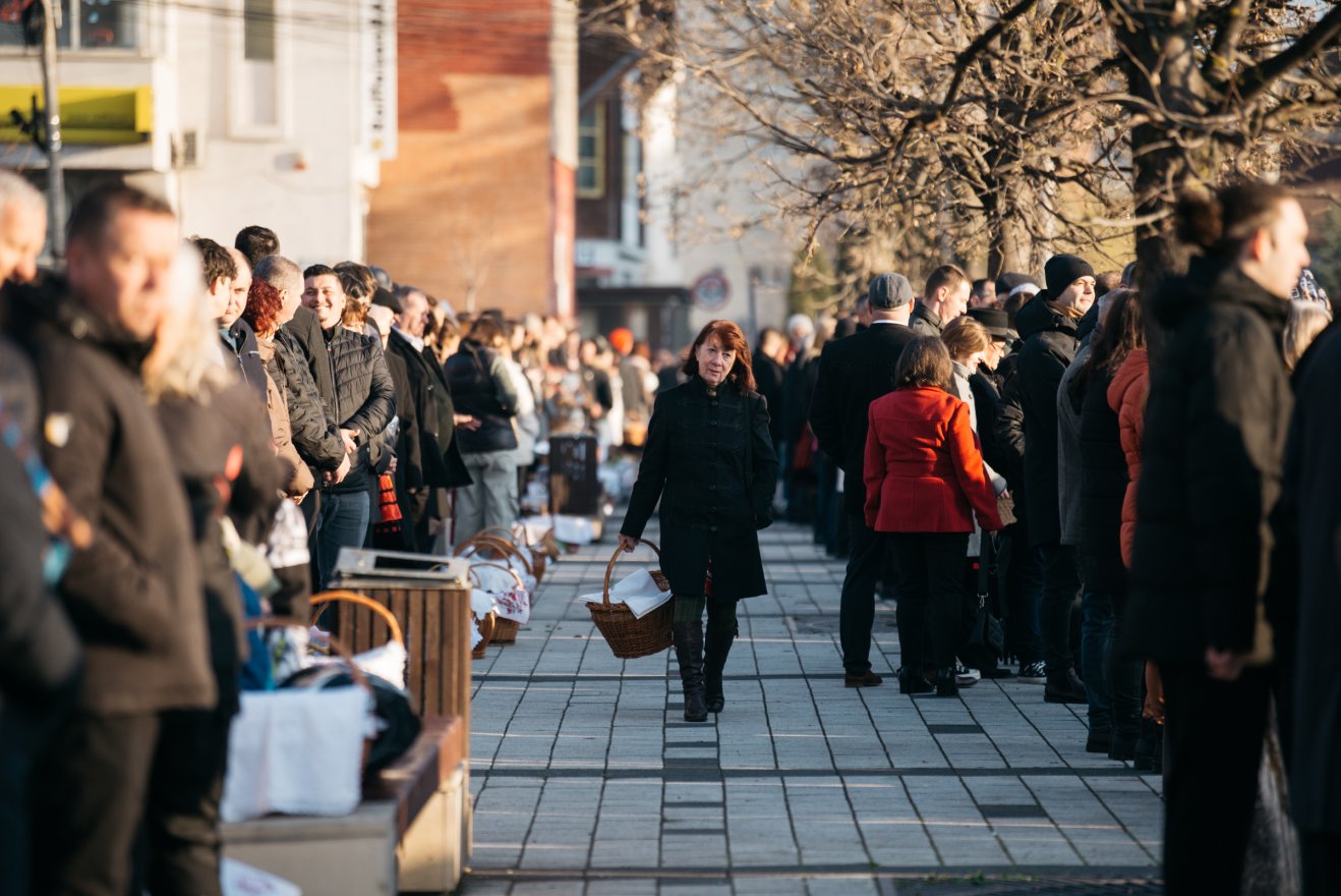 „Az ember sosem felejti el, hogy az ennivalója is Isten ajándéka” – ilyen volt a szabadtéri ételszentelés Csíkszeredában
