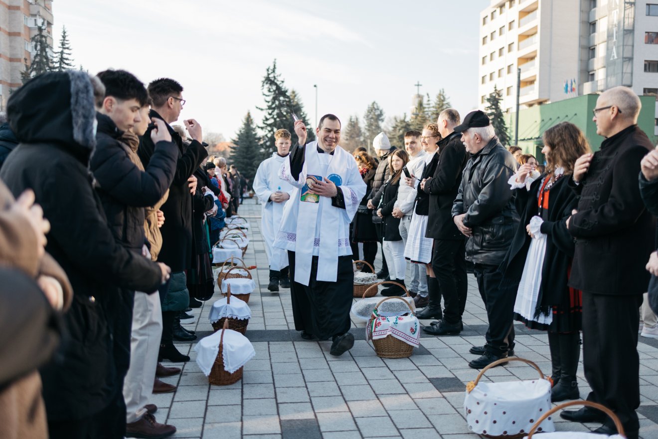 „Az ember sosem felejti el, hogy az ennivalója is Isten ajándéka” – ilyen volt a szabadtéri ételszentelés Csíkszeredában