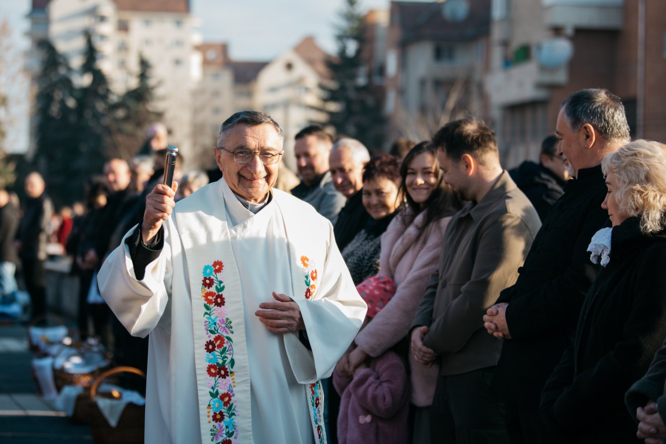 „Az ember sosem felejti el, hogy az ennivalója is Isten ajándéka” – ilyen volt a szabadtéri ételszentelés Csíkszeredában