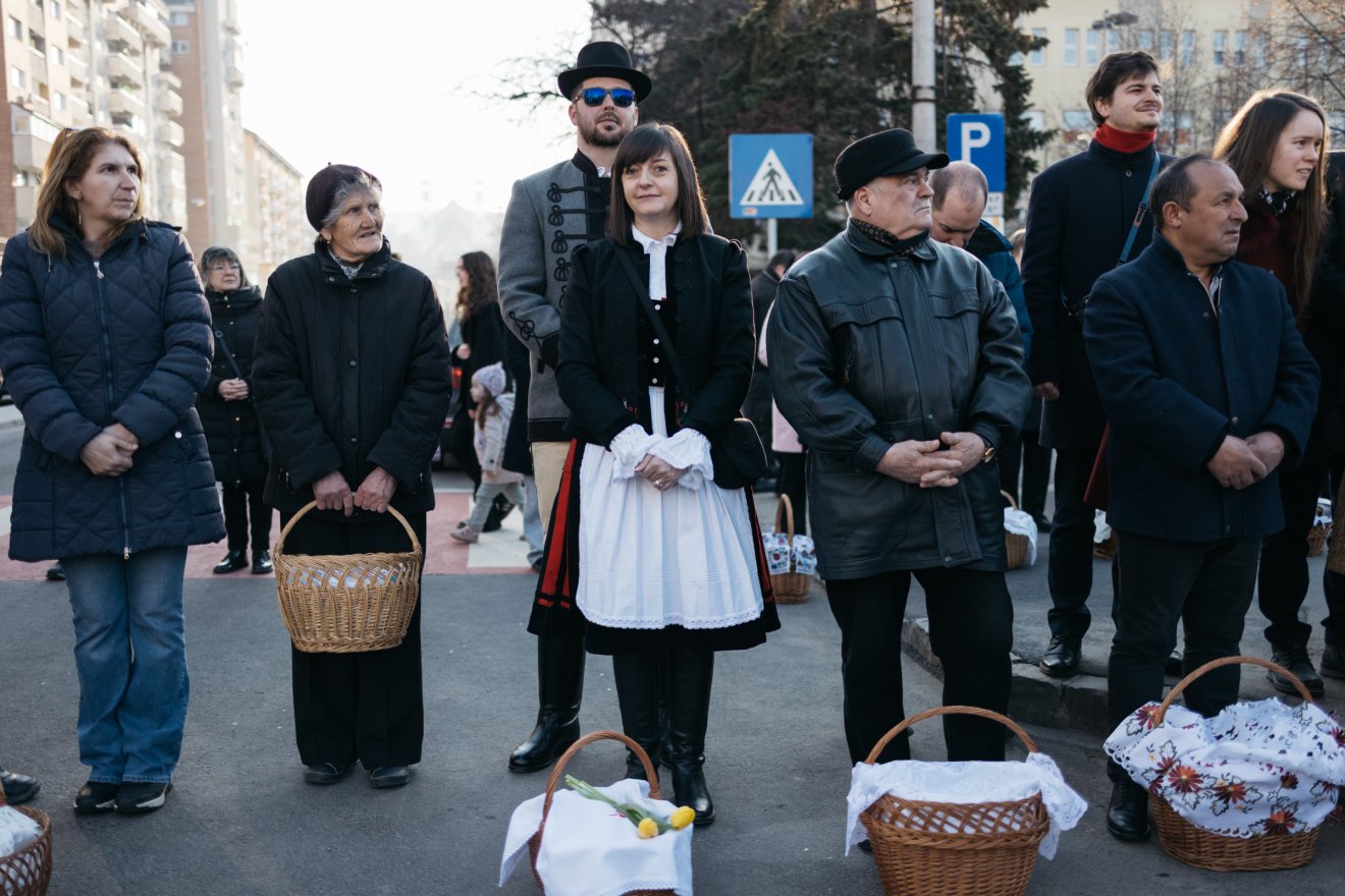 „Az ember sosem felejti el, hogy az ennivalója is Isten ajándéka” – ilyen volt a szabadtéri ételszentelés Csíkszeredában