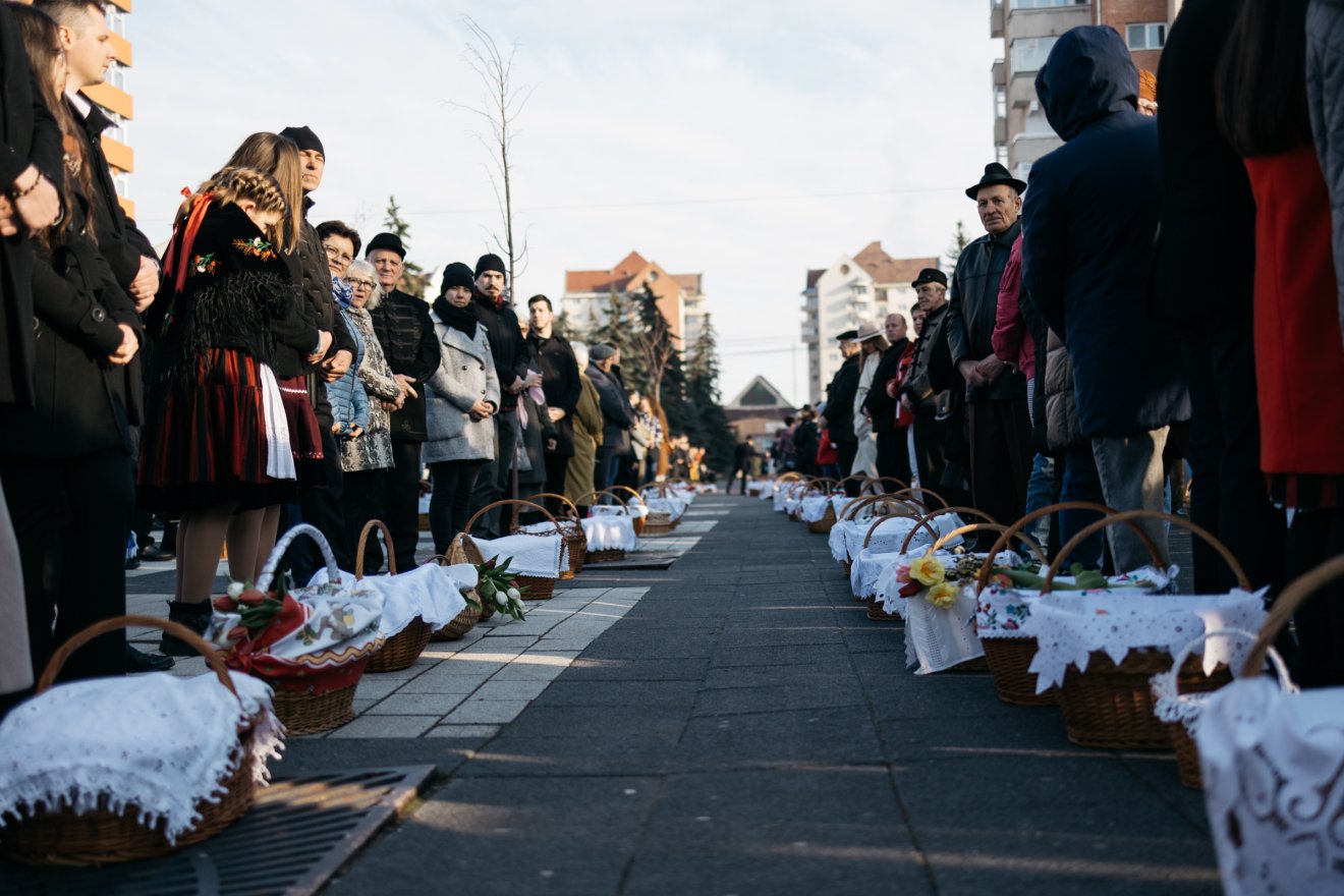„Az ember sosem felejti el, hogy az ennivalója is Isten ajándéka” – ilyen volt a szabadtéri ételszentelés Csíkszeredában