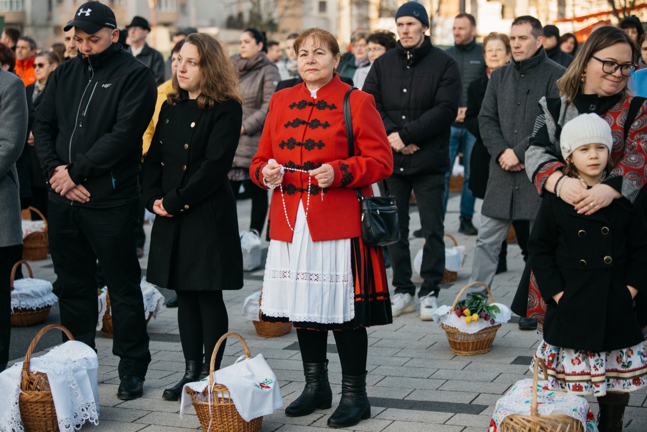 „Az ember sosem felejti el, hogy az ennivalója is Isten ajándéka” – ilyen volt a szabadtéri ételszentelés Csíkszeredában