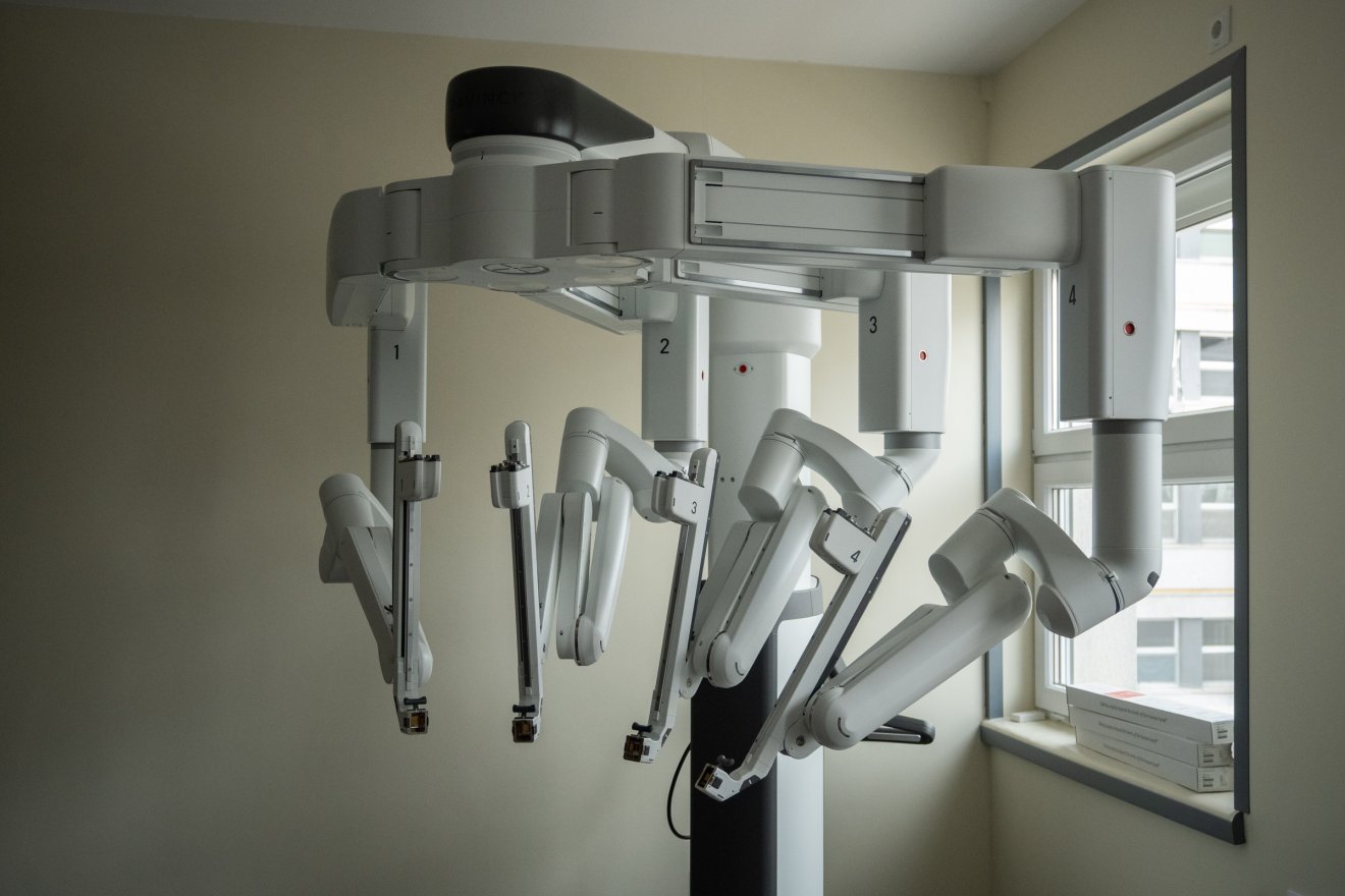 Új korszak kezdődik: megérkezett a Da Vinci robot a csíkszeredai kórházba