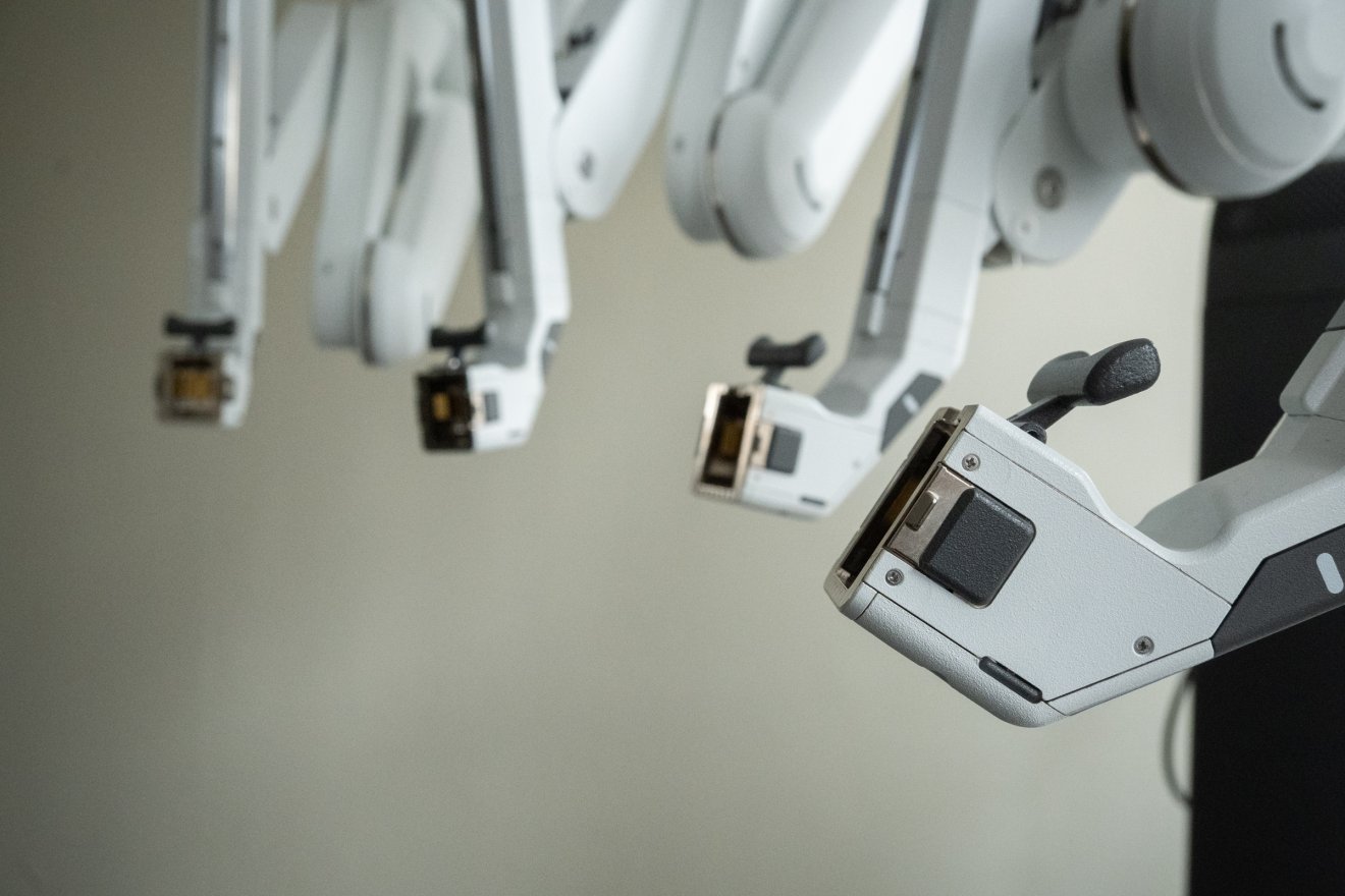 Új korszak kezdődik: megérkezett a Da Vinci robot a csíkszeredai kórházba