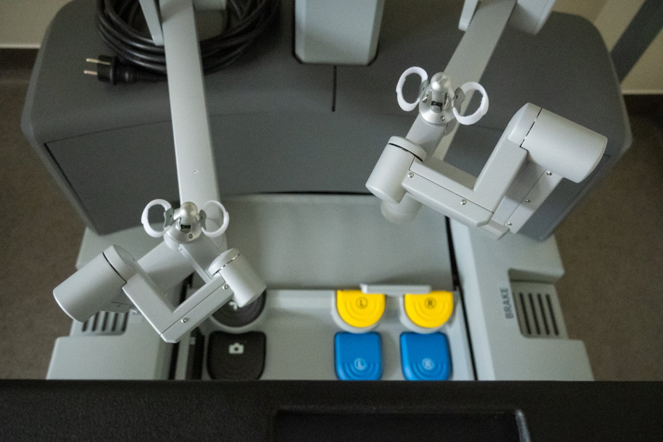 Új korszak kezdődik: megérkezett a Da Vinci robot a csíkszeredai kórházba