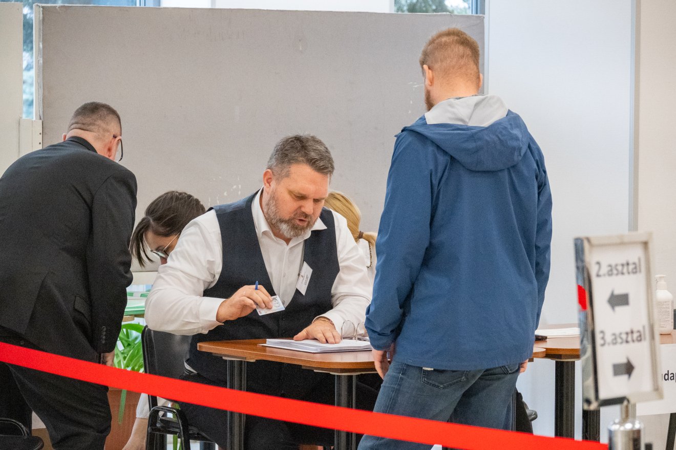 „Mindenkinek kötelessége ennyit megtenni” – vallja egy Csíkszeredában szavazó