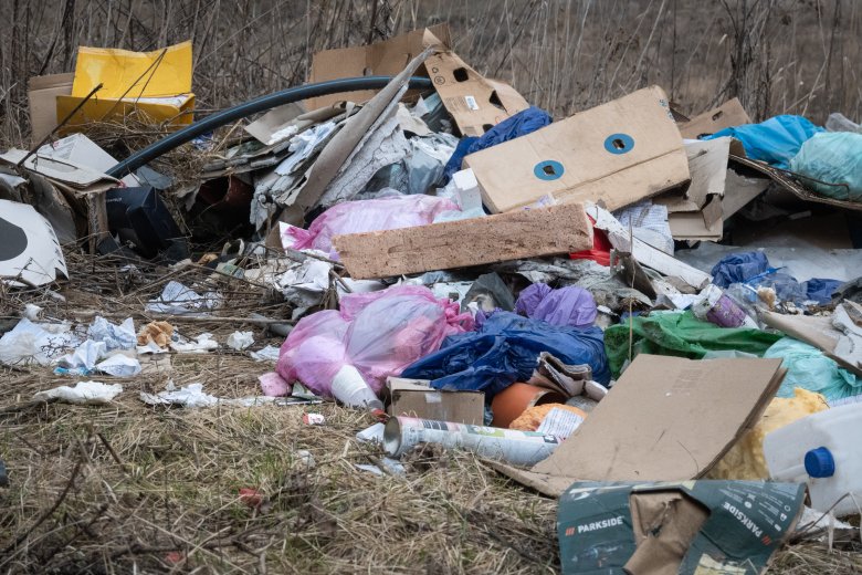 Nem éri meg kidobni a szemetet a természetbe – harmincezer lejnél is magasabb lehet érte a bírság