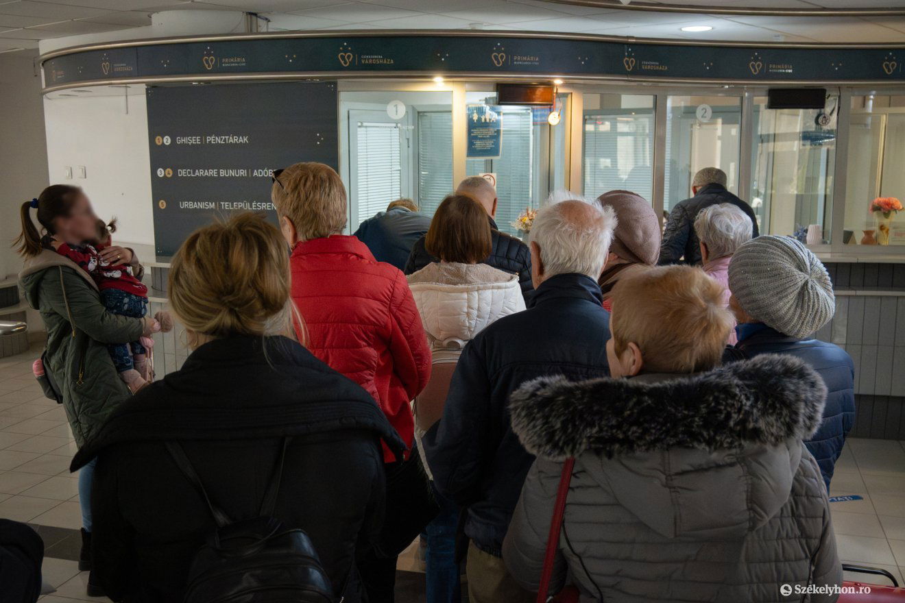 A hét elejéről naponta 700–800 adófizetőt szolgálnak ki, az adófizetői roham miatt kinyitottak egy harmadik kasszát is Csíkszeredában &bullet;  Fotó: Borbély Fanni